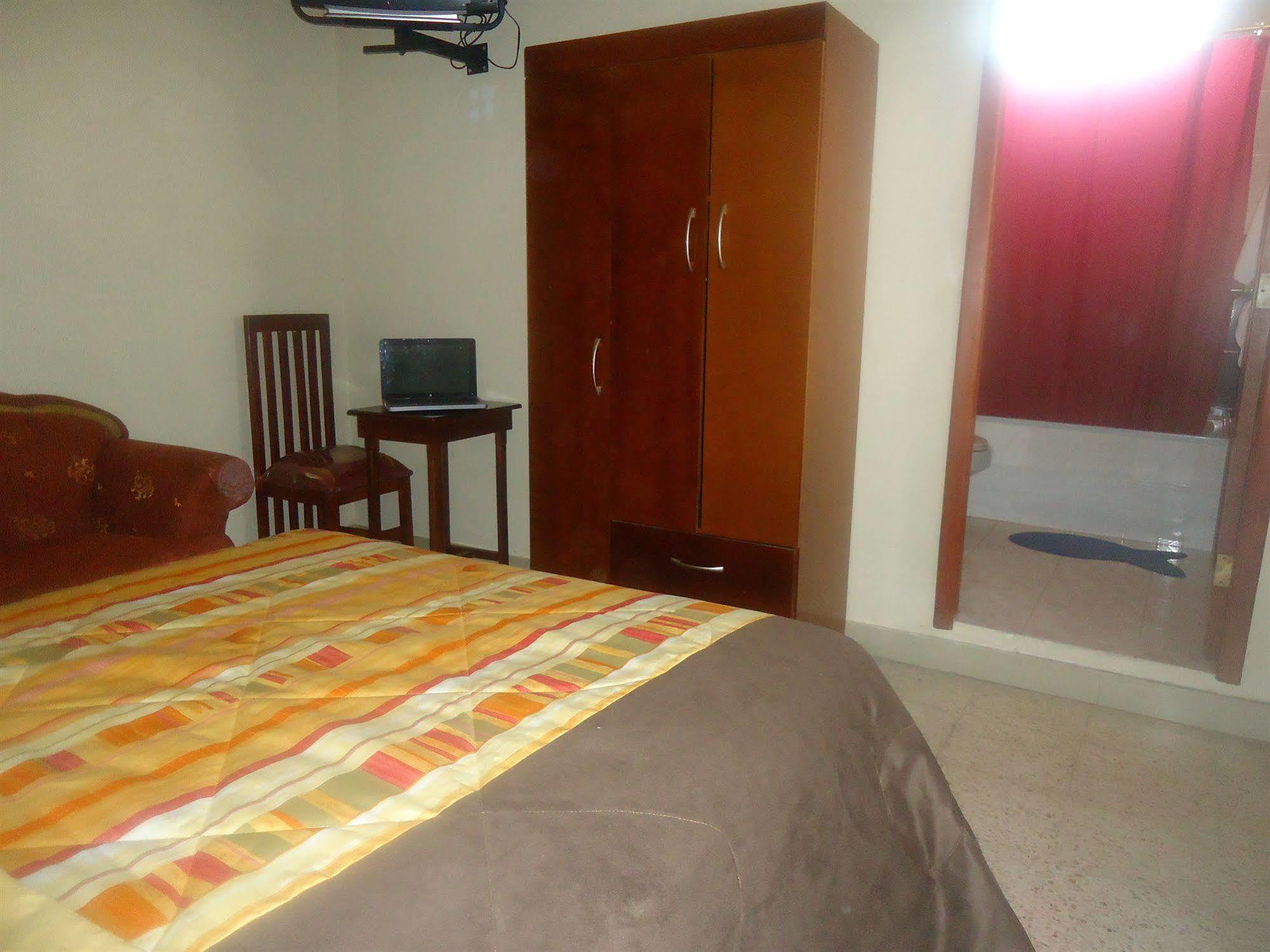 Hostal Perla Real Inn 과야킬 외부 사진