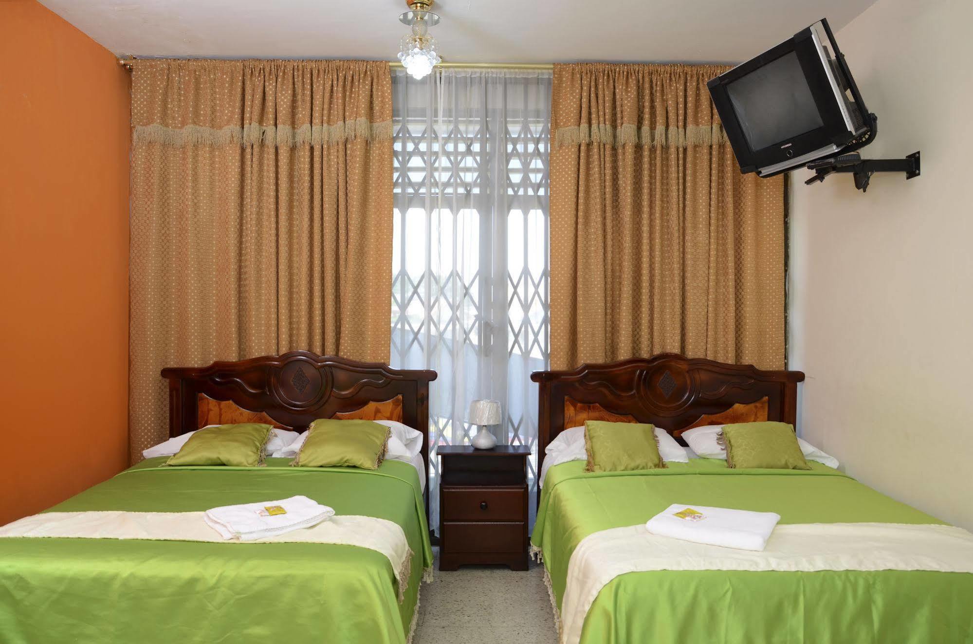 Hostal Perla Real Inn 과야킬 외부 사진